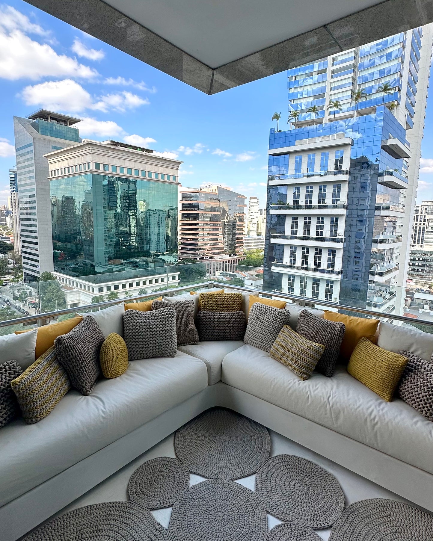 Almofada em Crochê Outdoor 50x50 Fendi Pronta Entrega