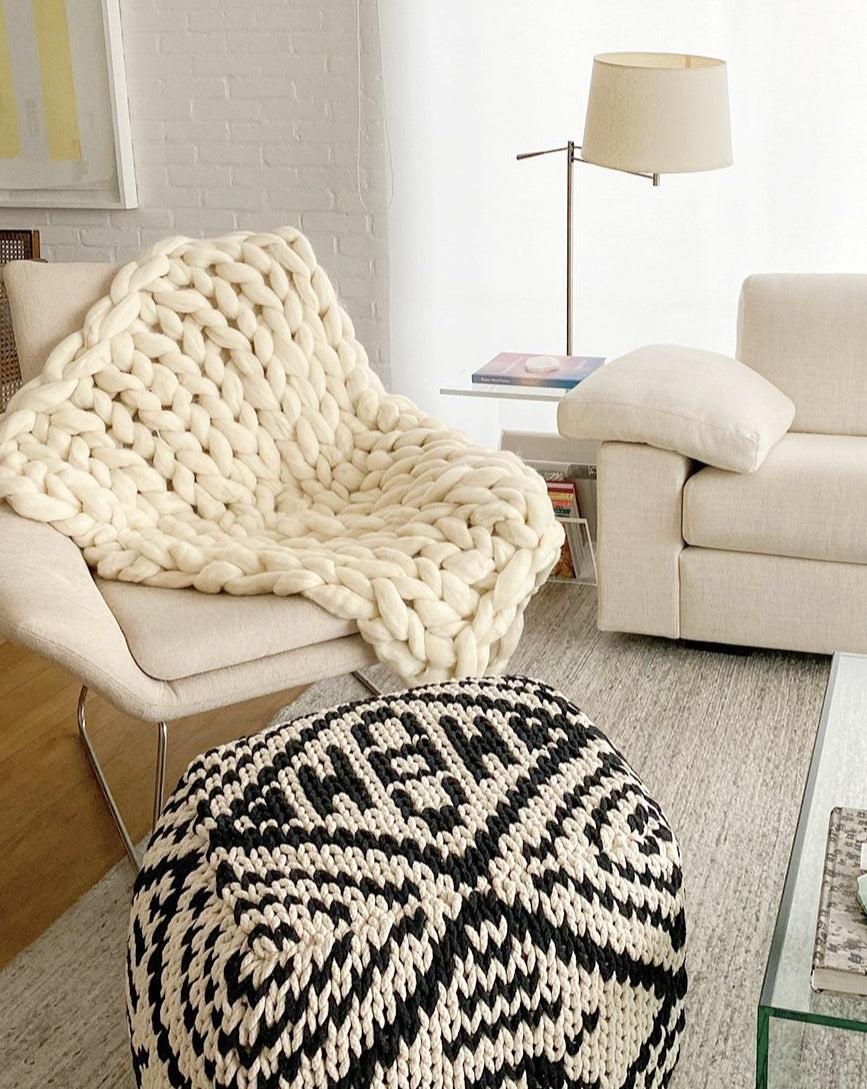 Maxi Manta em tricô artesanal Cru, feita com lã Corriedale 100% natural, sem tingimento. Cinto de couro Marrom, com fivela de metal.