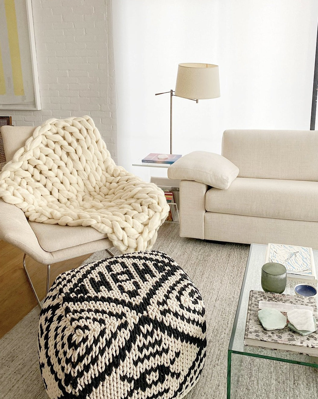 Maxi Manta em tricô artesanal Cru, feita com lã Corriedale 100% natural, sem tingimento. Cinto de couro Preto, com fivela de metal.