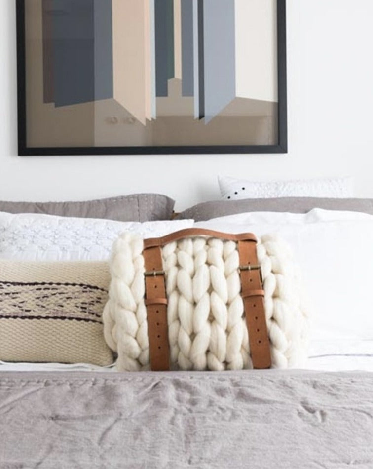 Maxi Manta em tricô artesanal Cru, feita com lã Corriedale 100% natural, sem tingimento. Cinto de couro Marrom, com fivela de metal.