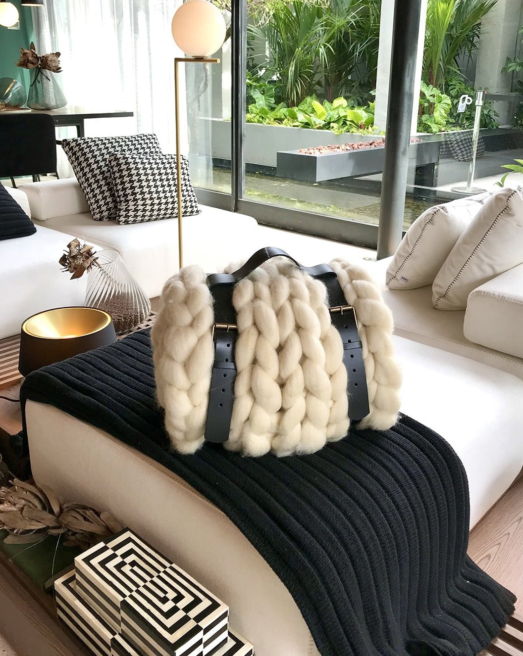 Maxi Manta em tricô artesanal Cru, feita com lã Corriedale 100% natural, sem tingimento. Cinto de couro Preto, com fivela de metal.