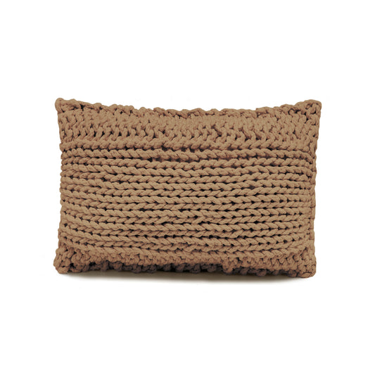 Almofada em tricô artesanal Caramelo, frente e verso, com fio 100% algodão. Fechamento com zíper, possibilitando a remoção da capa para lavagem. Dimensões: Altura - 30cm; Largura - 45cm.