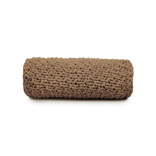 Almofada em tricô artesanal Caramelo, frente e verso, com fio 100% algodão. Fechamento com zíper, possibilitando a remoção da capa para lavagem. Dimensões: Altura - 18cm; Largura - 60cm.
