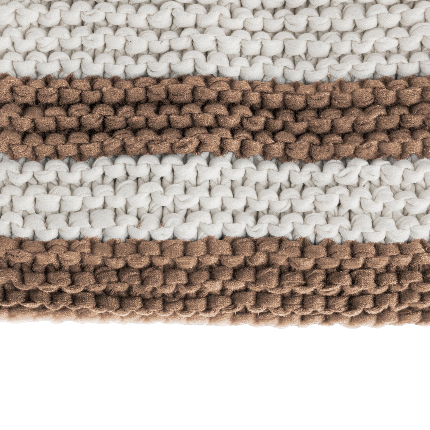Peseira em tricô artesanal Cru/Caramelo, com fio 100% algodão. Dimensões: Largura - 70cm; Comprimento - 180cm.