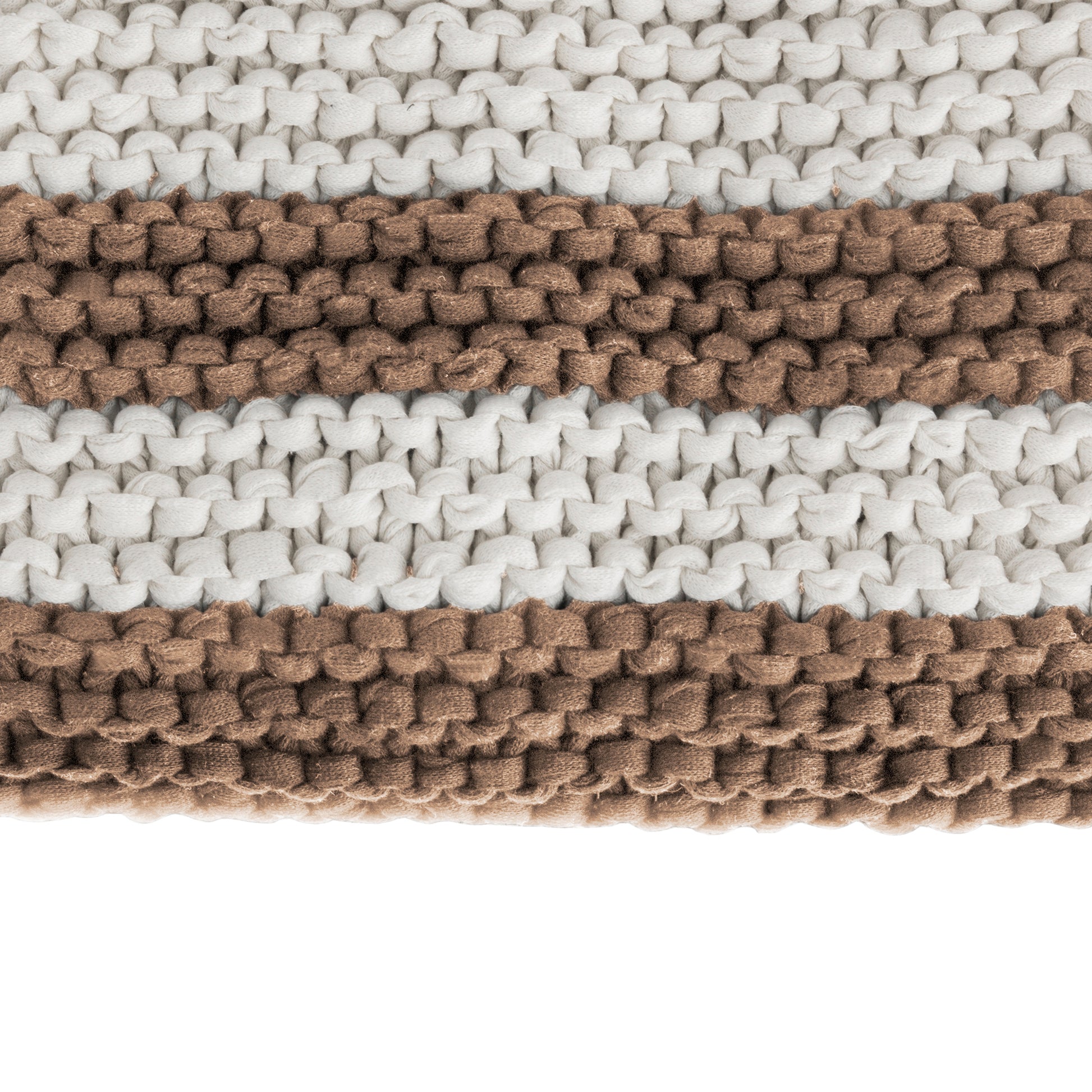 Peseira em tricô artesanal Cru/Caramelo, com fio 100% algodão. Dimensões: Largura - 70cm; Comprimento - 180cm.
