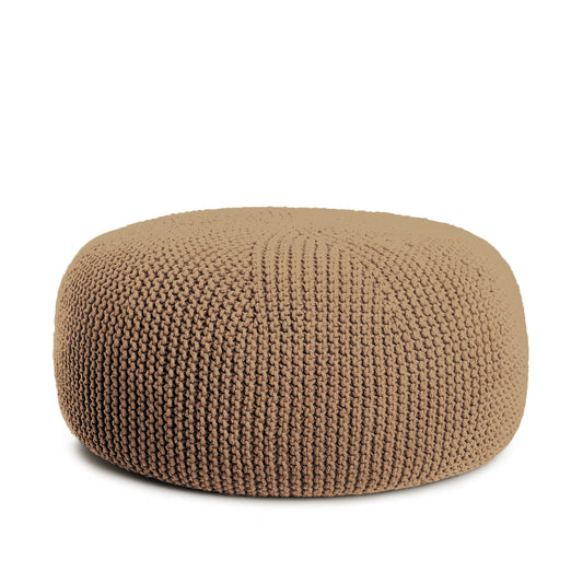 Puff em tricô artesanal, Caramelo, com fio 100% algodão. Fechamento com zíper, possibilitando a remoção da capa para lavagem. Dimensões: Altura - 35cm; Diâmetro - 100cm.