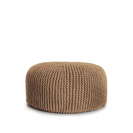 Puff em tricô artesanal,  Caramelo, com fio 100% algodão. Fechamento com zíper, possibilitando a remoção da capa para lavagem. Dimensões: Altura - 30cm; Diâmetro - 75cm.