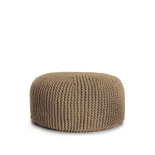 Puff em tricô artesanal,  Caramelo, com fio 100% algodão. Fechamento com zíper, possibilitando a remoção da capa para lavagem. Dimensões: Altura - 30cm; Diâmetro - 75cm.