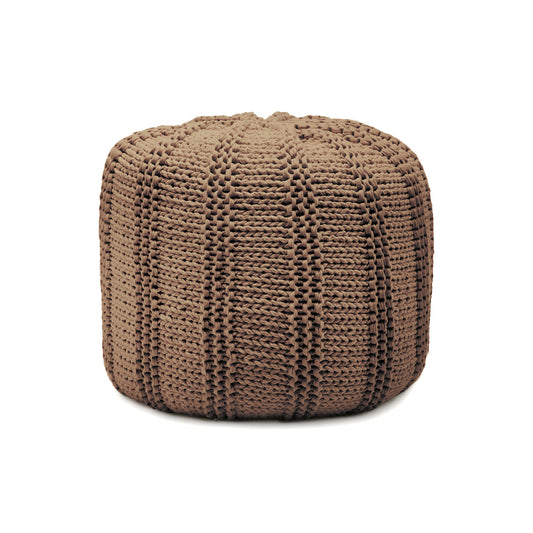 Puff em tricô artesanal, Caramelo, com fio 100% algodão. Fechamento com zíper, possibilitando a remoção da capa para lavagem. Dimensões: Altura - 40cm; Diâmetro - 40cm.
