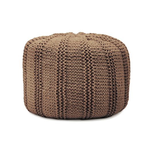 Puff em tricô artesanal, Caramelo, com fio 100% algodão. Fechamento com zíper, possibilitando a remoção da capa para lavagem. Dimensões: Altura - 40cm; Diâmetro - 60cm.
