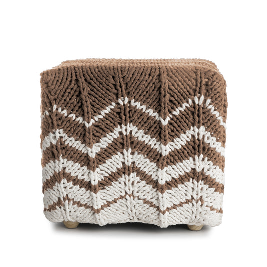 Puff Zig Zag, em tricô artesanal, Caramelo/Cru, com fio 100% algodão. Dimensões: Altura - 40cm; Largura - 45cm; Comprimento - 45cm.