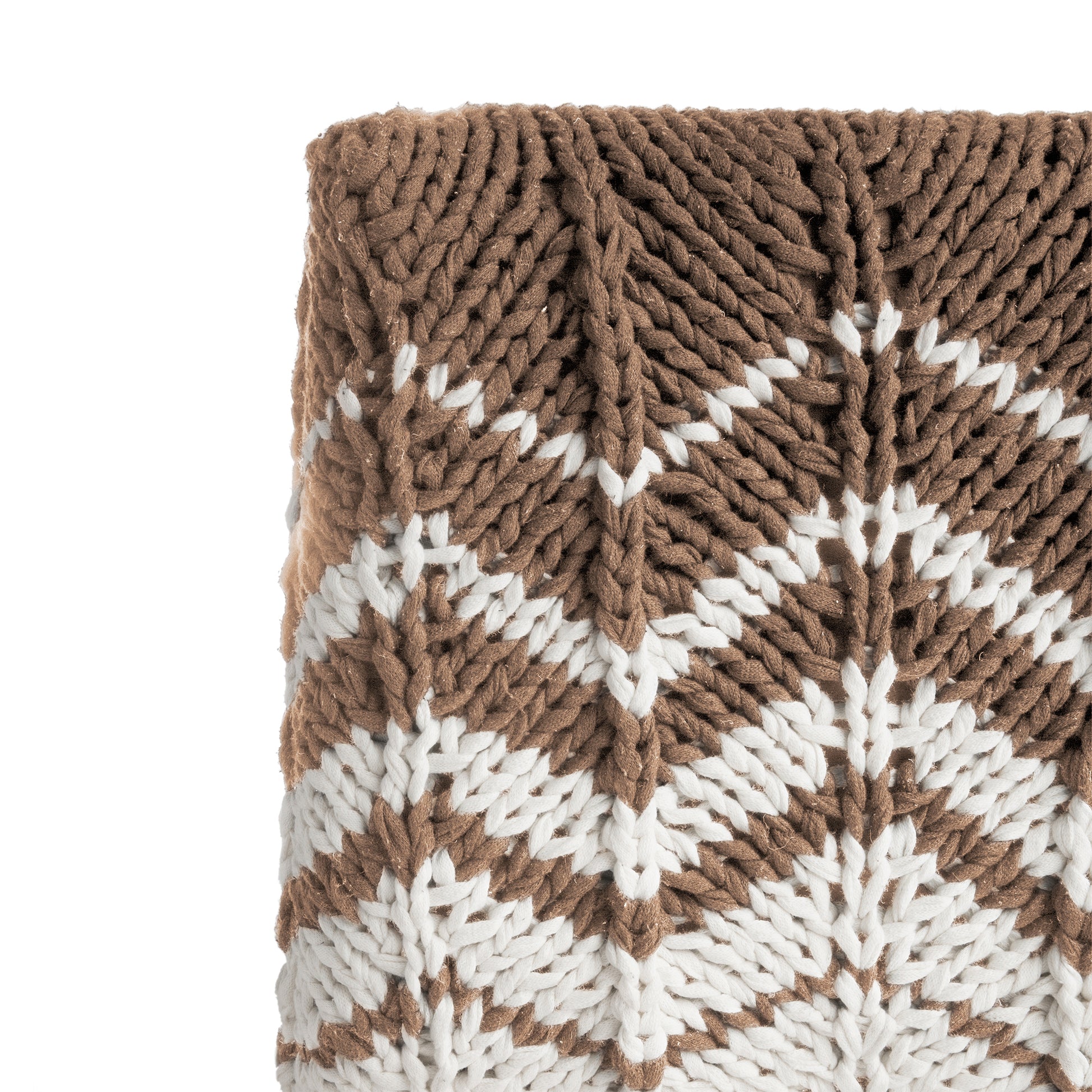 Puff Zig Zag, em tricô artesanal, Caramelo/Cru, com fio 100% algodão. Dimensões: Altura - 40cm; Largura - 45cm; Comprimento - 45cm.