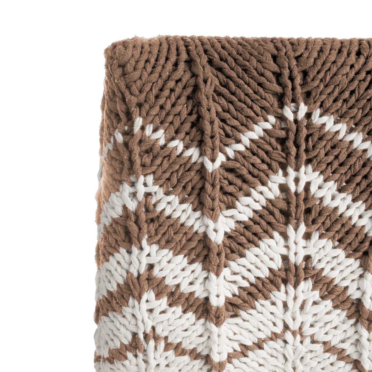 Puff Zig Zag, em tricô artesanal, Caramelo/Cru, com fio 100% algodão. Dimensões: Altura - 40cm; Largura - 45cm; Comprimento - 45cm.