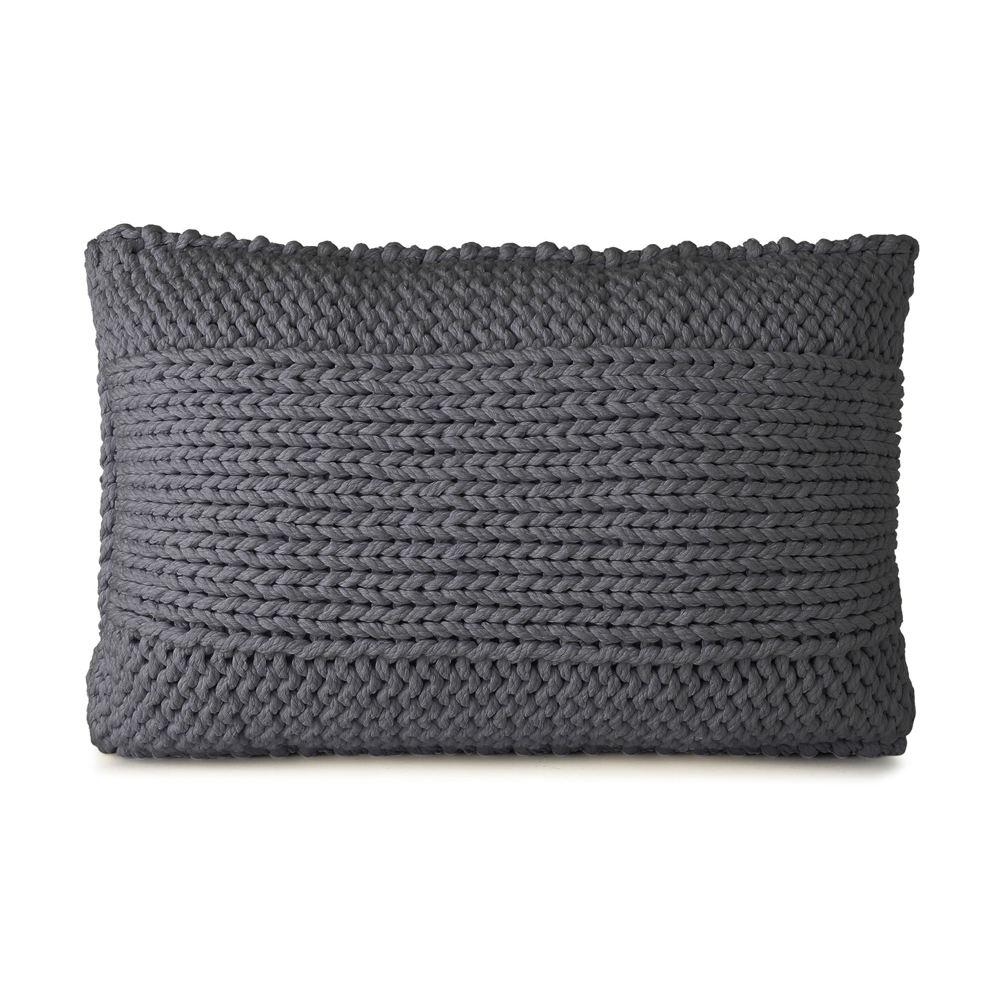 Almofada em tricô artesanal Cinza, frente e verso, com fio 100% algodão. Fechamento com zíper, possibilitando a remoção da capa para lavagem. Dimensões: Altura - 40cm; Largura - 60cm.