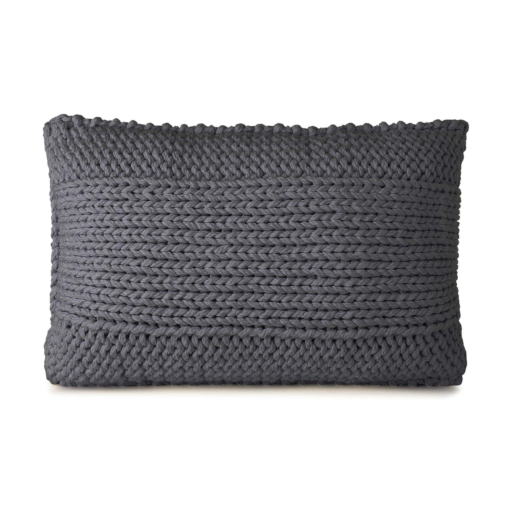 Almofada em tricô artesanal Cinza, frente e verso, com fio 100% algodão. Fechamento com zíper, possibilitando a remoção da capa para lavagem. Dimensões: Altura - 40cm; Largura - 60cm.
