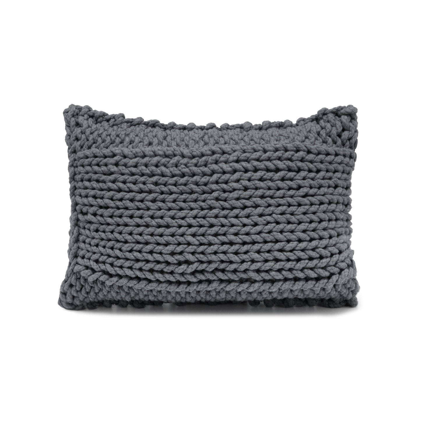 Almofada em tricô artesanal Cinza, frente e verso, com fio 100% algodão. Fechamento com zíper, possibilitando a remoção da capa para lavagem. Dimensões: Altura - 30cm; Largura - 45cm.
