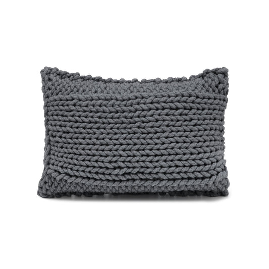 Almofada em tricô artesanal Cinza, frente e verso, com fio 100% algodão. Fechamento com zíper, possibilitando a remoção da capa para lavagem. Dimensões: Altura - 30cm; Largura - 45cm.