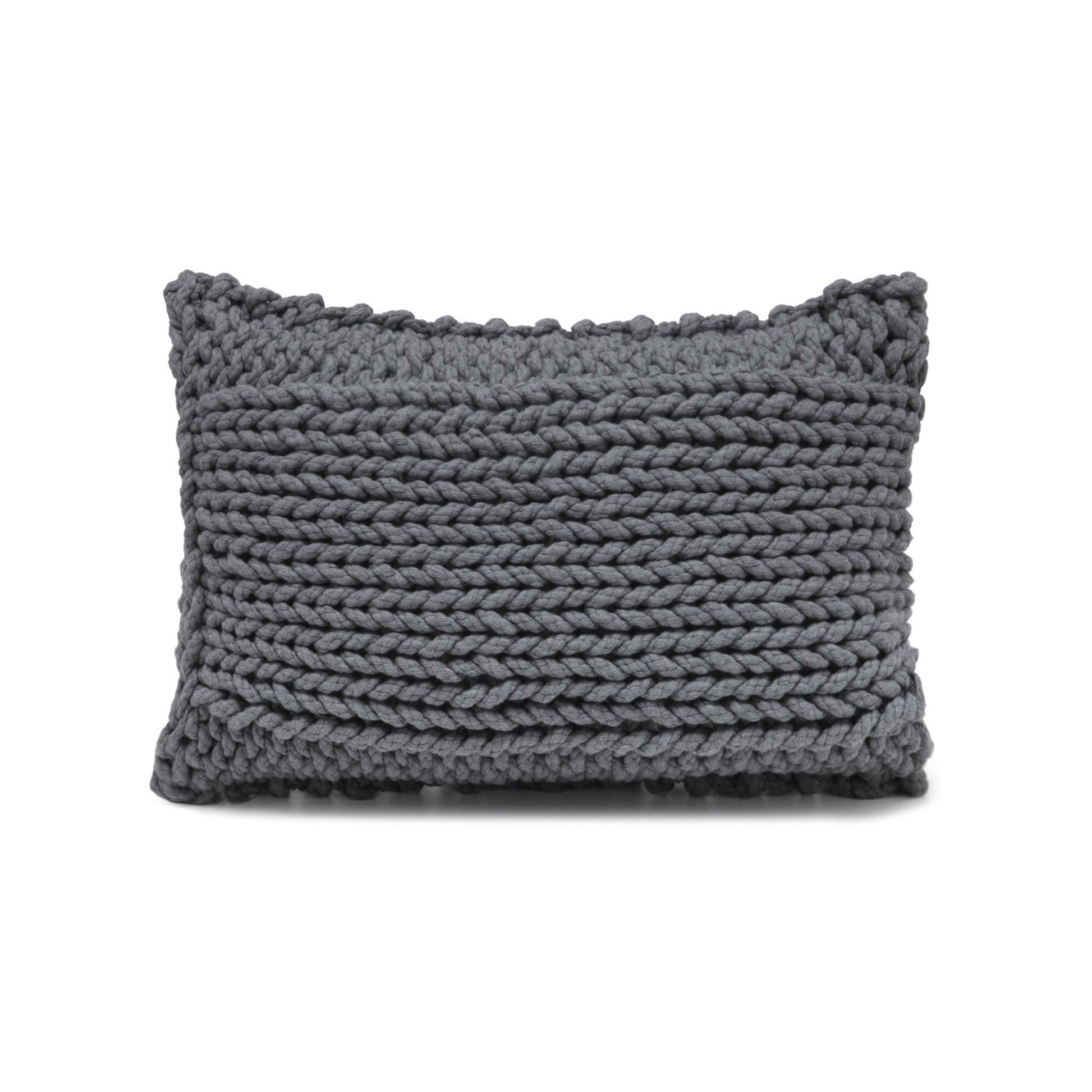 Almofada em tricô artesanal Cinza, frente e verso, com fio 100% algodão. Fechamento com zíper, possibilitando a remoção da capa para lavagem. Dimensões: Altura - 30cm; Largura - 45cm.