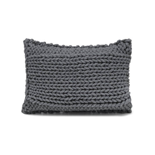 Almofada em tricô artesanal Cinza, frente e verso, com fio 100% algodão. Fechamento com zíper, possibilitando a remoção da capa para lavagem. Dimensões: Altura - 30cm; Largura - 45cm.