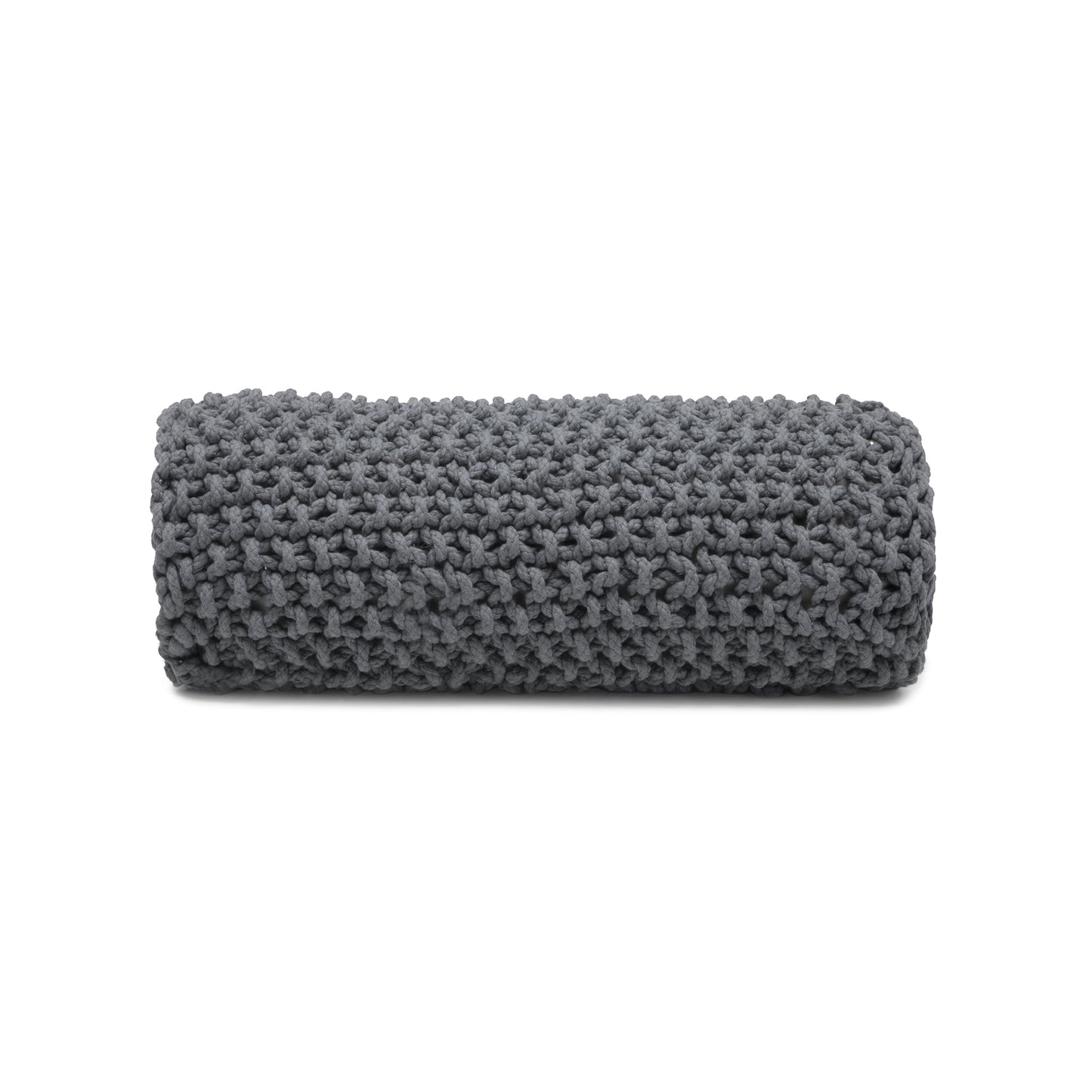 Almofada em tricô artesanal Cinza, frente e verso, com fio 100% algodão. Fechamento com zíper, possibilitando a remoção da capa para lavagem. Dimensões: Altura - 18cm; Largura - 60cm.