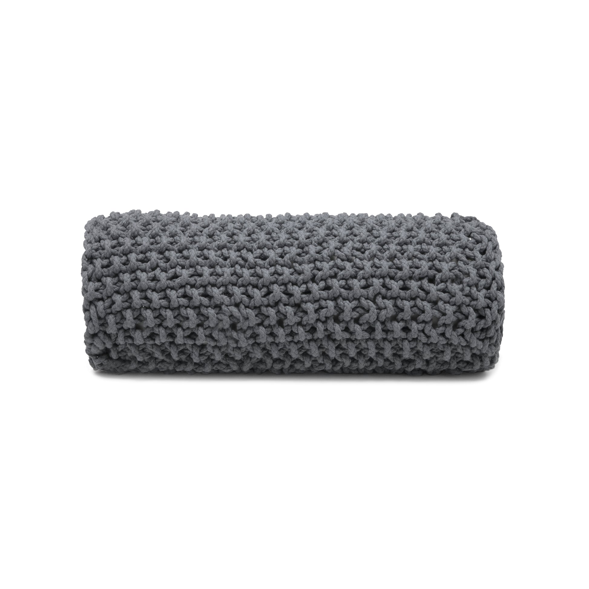 Almofada em tricô artesanal Cinza, frente e verso, com fio 100% algodão. Fechamento com zíper, possibilitando a remoção da capa para lavagem. Dimensões: Altura - 18cm; Largura - 60cm.