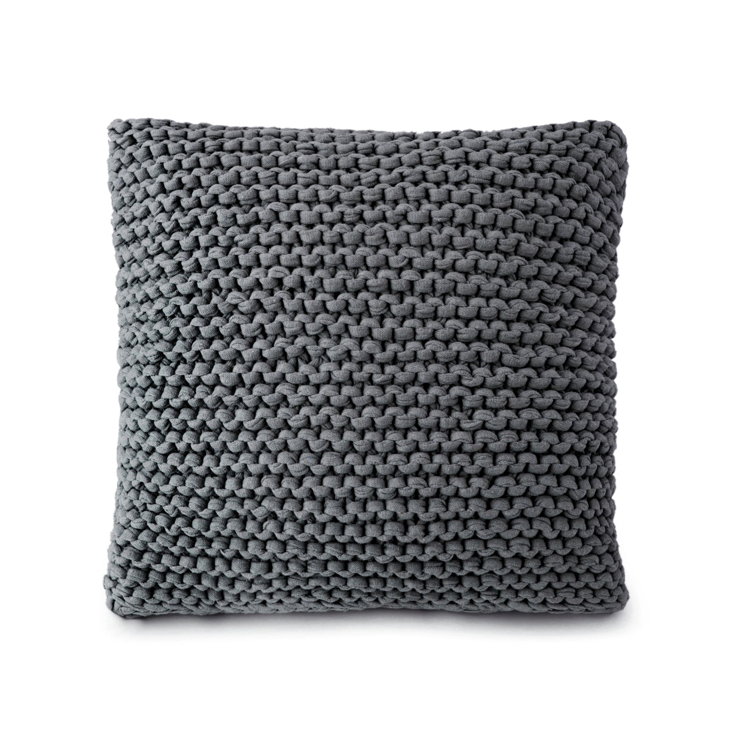 Almofada em tricô artesanal Cinza, frente e verso, com fio 100% algodão. Fechamento com zíper, possibilitando a remoção da capa para lavagem. Dimensões: Altura - 50cm; Largura - 50cm.
