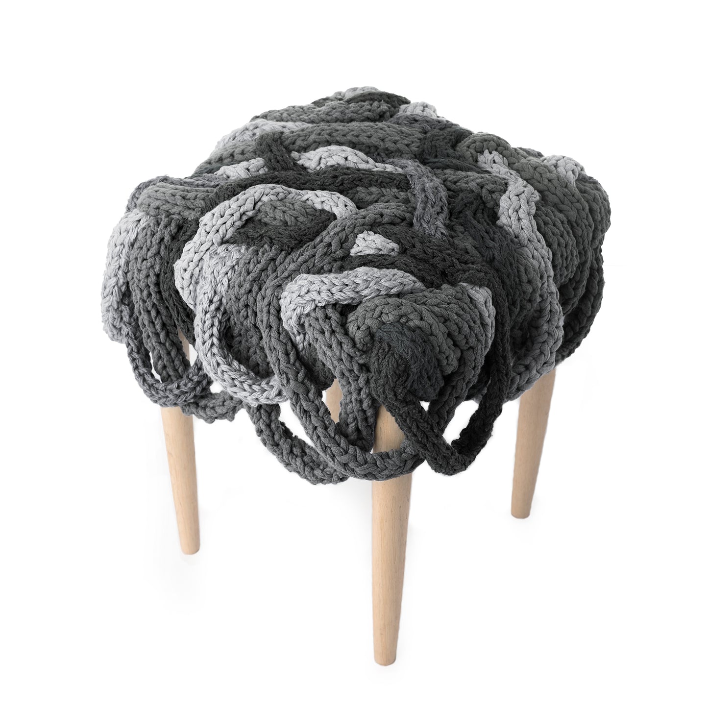 Banqueta com pés de madeira. Assento revestido em tricô artesanal, Cinza, com mix de fios. Dimensões:Altura - 45cm; Largura - 45cm; Comprimento - 45cm.