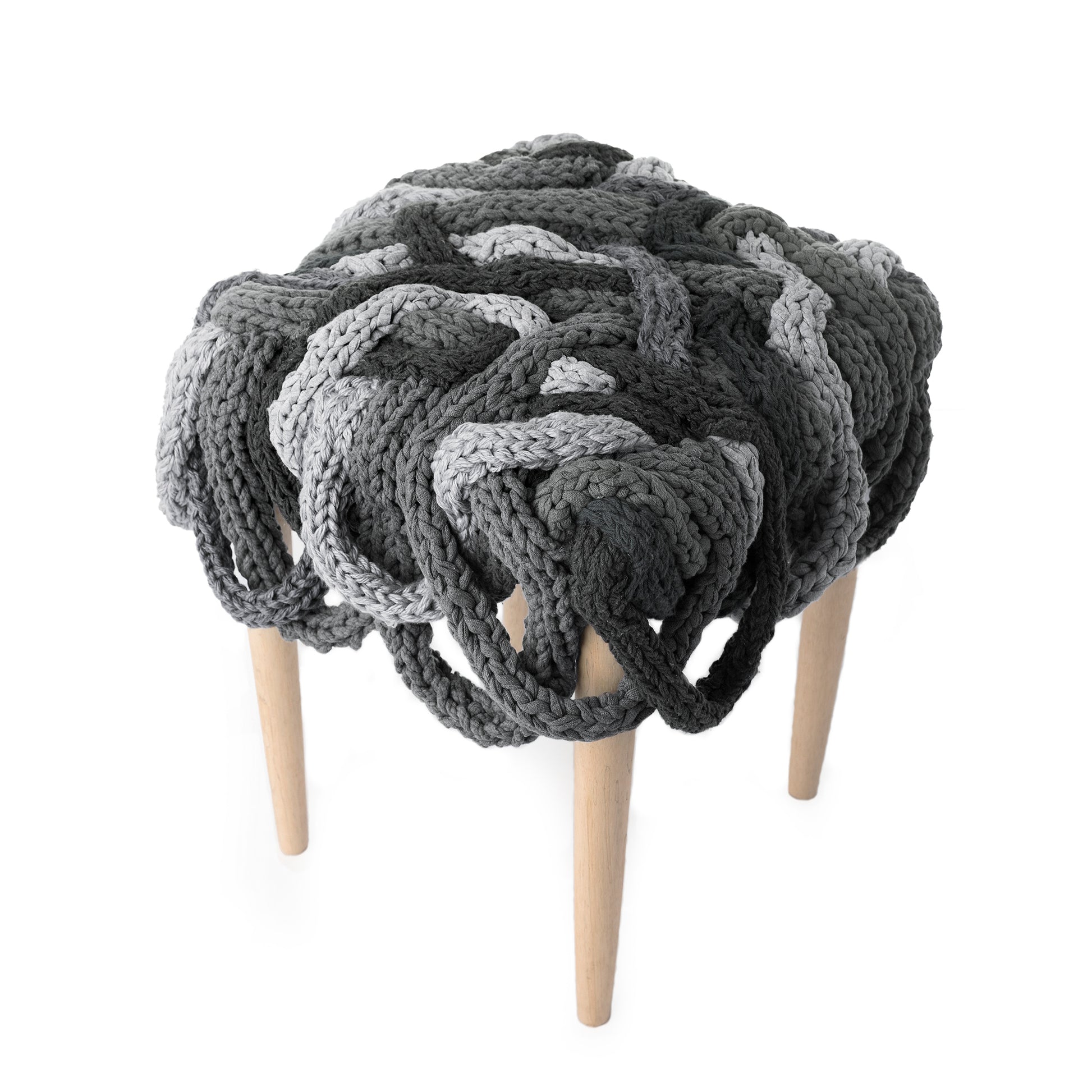 Banqueta com pés de madeira. Assento revestido em tricô artesanal, Cinza, com mix de fios. Dimensões:Altura - 45cm; Largura - 45cm; Comprimento - 45cm.