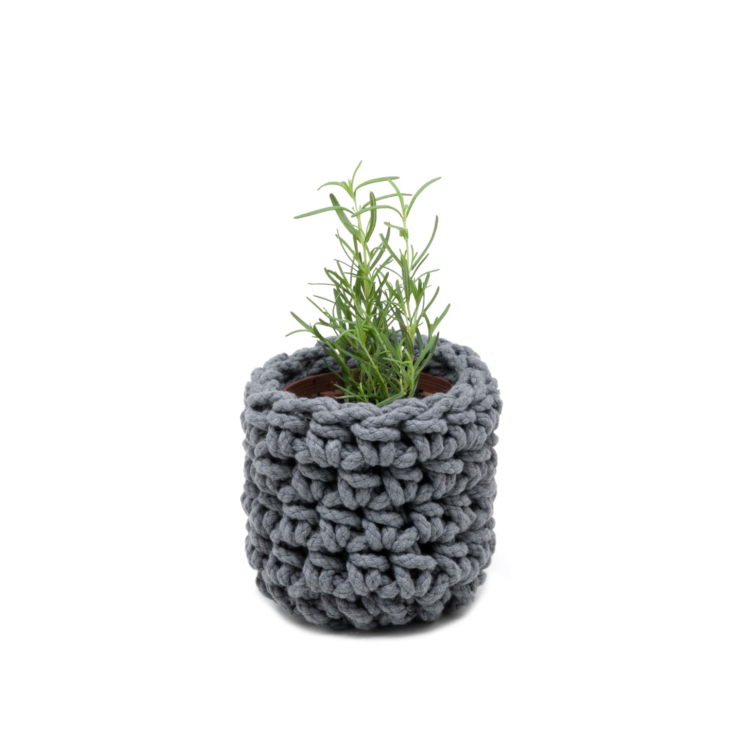 Cachepot Cinza, em crochê artesanal e macramê, com fio 85% algodão e 15% acrílico. Ferragens na cor ouro velho. Dimensões: Altura - 15cm; Diâmetro - 12cm.