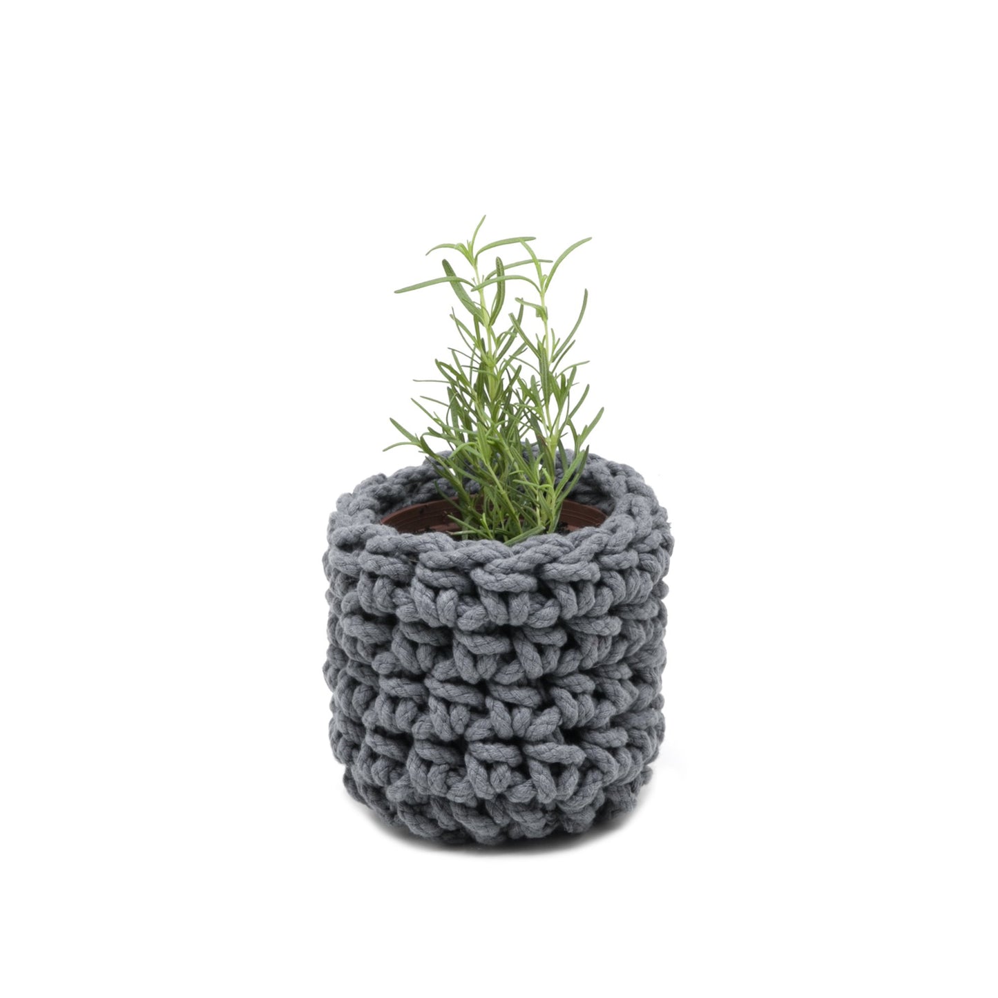 Cachepot Cinza, em crochê artesanal e macramê, com fio 85% algodão e 15% acrílico. Ferragens na cor ouro velho. Dimensões: Altura - 15cm; Diâmetro - 12cm.