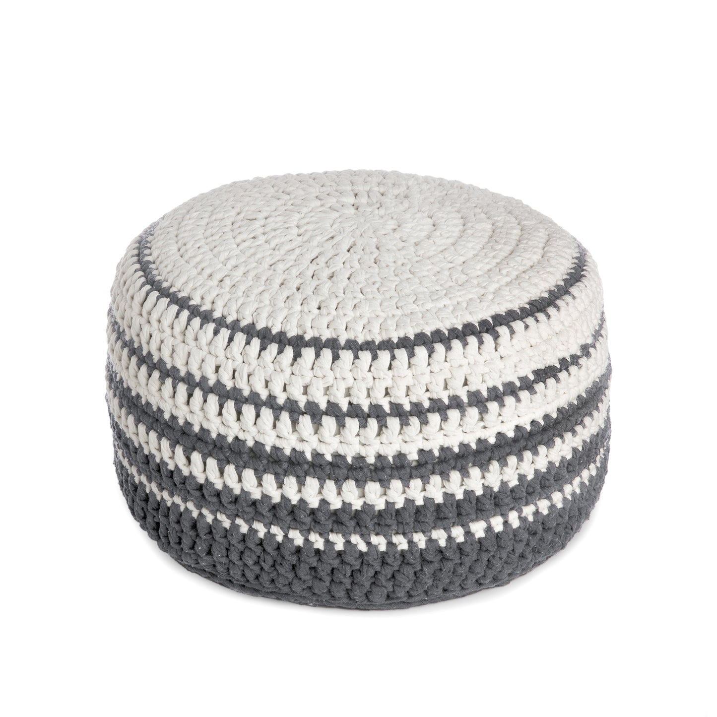 Puff de crochê artesanal listras, Cinza, com fio 100% algodão. Fechamento com zíper, possibilitando a remoção da capa para lavagem. Dimensões: Altura - 30cm; Diâmetro - 60cm.