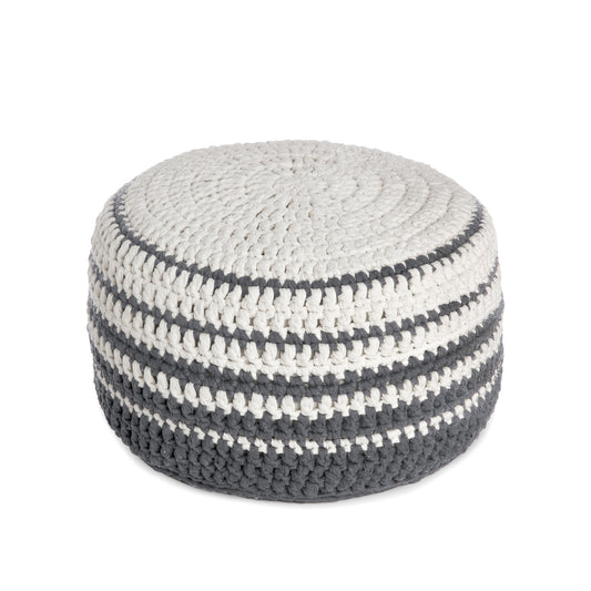 Puff de crochê artesanal listras, Cinza, com fio 100% algodão.  Fechamento com zíper, possibilitando a remoção da capa para lavagem.  Dimensões: Altura - 30cm; Diâmetro - 60cm.
