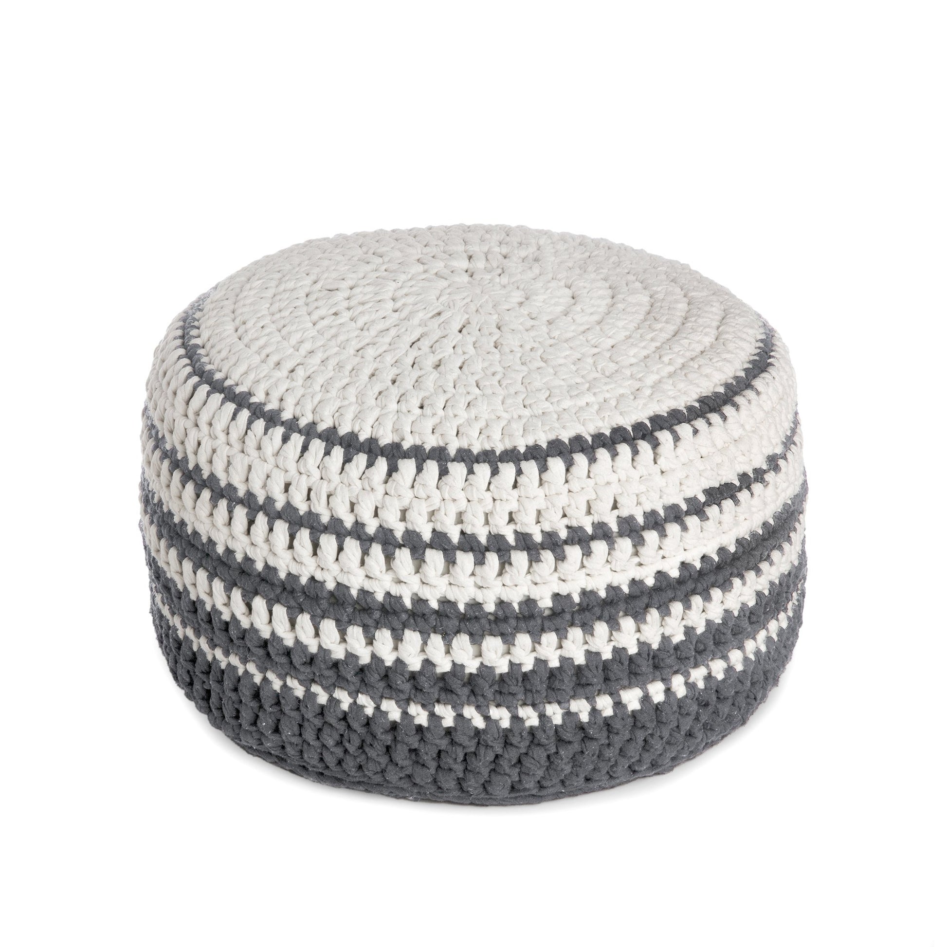Puff de crochê artesanal listras, Cinza, com fio 100% algodão.  Fechamento com zíper, possibilitando a remoção da capa para lavagem.  Dimensões: Altura - 30cm; Diâmetro - 60cm.