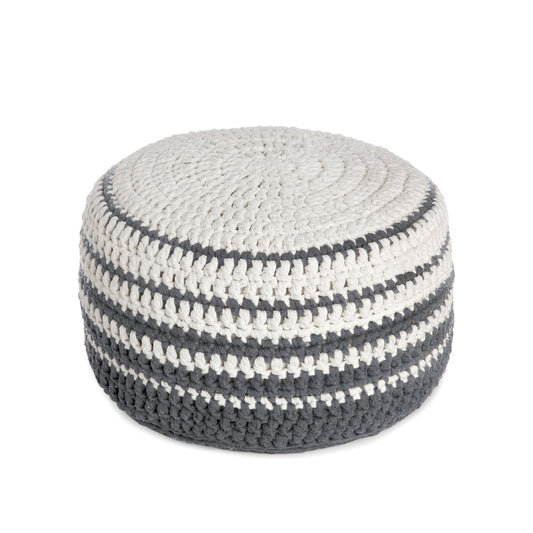 Puff de crochê artesanal listras, Cinza, com fio 100% algodão.  Fechamento com zíper, possibilitando a remoção da capa para lavagem.  Dimensões: Altura - 30cm; Diâmetro - 60cm.