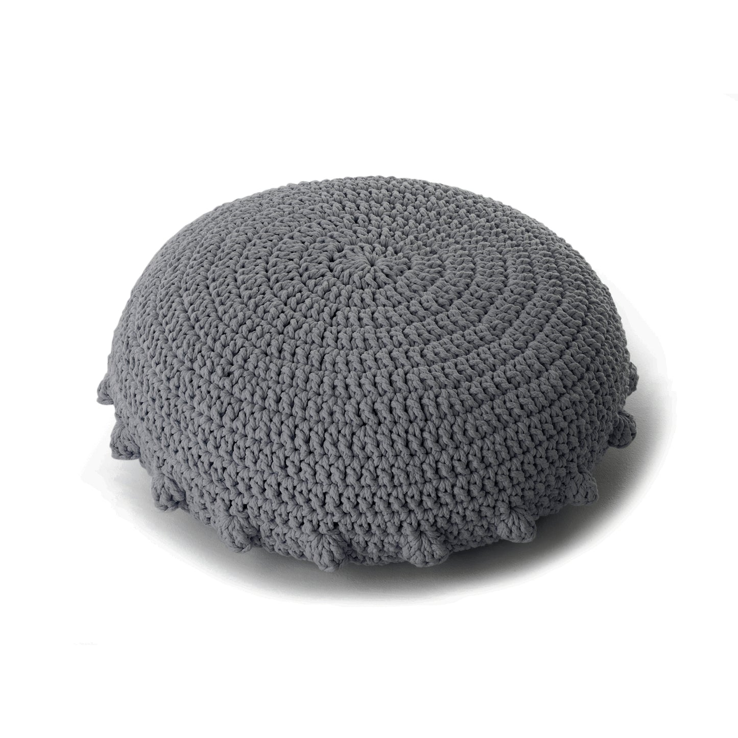 Puff Disco em crochê Cinza, com fio 100% algodão. Fechamento com zíper, possibilitando a remoção da capa para lavagem. Dimensões: Altura - 20cm; Diâmetro - 85cm.