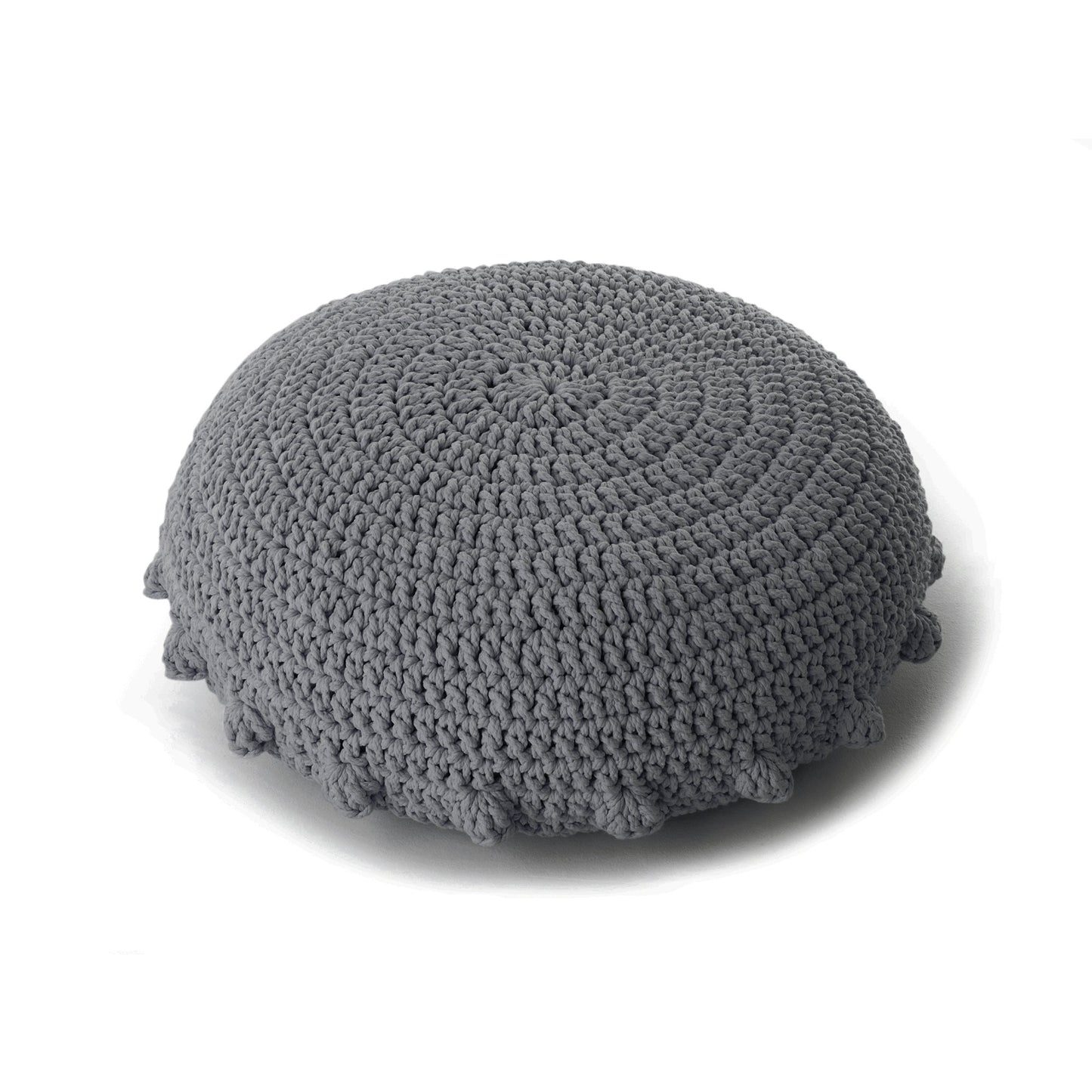 Puff Disco em crochê Cinza, com fio 100% algodão.  Fechamento com zíper, possibilitando a remoção da capa para lavagem.  Dimensões: Altura - 20cm; Diâmetro - 85cm.
