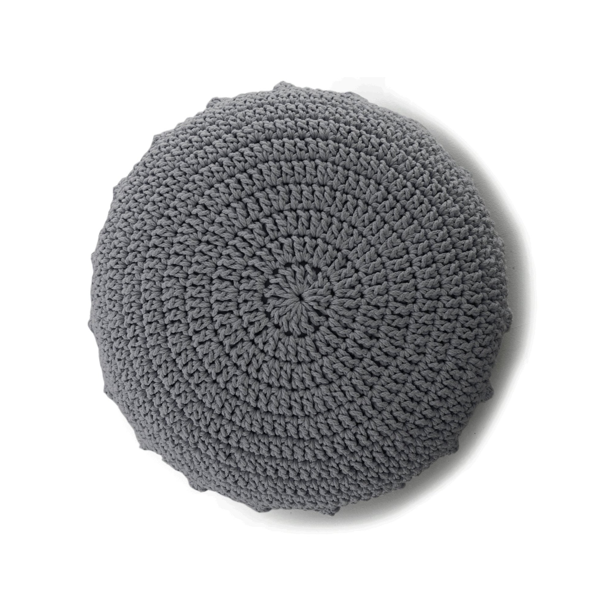 Puff Disco em crochê Cinza, com fio 100% algodão.  Fechamento com zíper, possibilitando a remoção da capa para lavagem.  Dimensões: Altura - 20cm; Diâmetro - 85cm.
