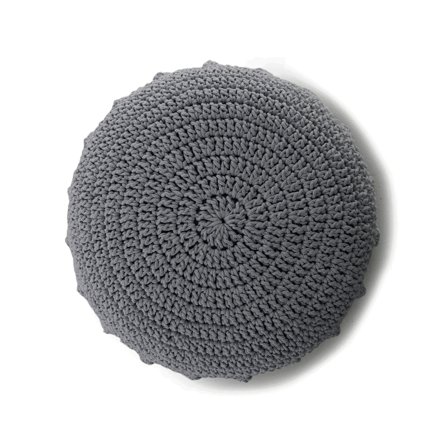 Puff Disco em crochê Cinza, com fio 100% algodão. Fechamento com zíper, possibilitando a remoção da capa para lavagem. Dimensões: Altura - 20cm; Diâmetro - 85cm.