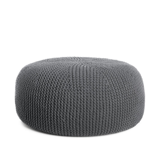 Puff em tricô artesanal, Cinza, com fio 100% algodão. Fechamento com zíper, possibilitando a remoção da capa para lavagem. Dimensões: Altura - 35cm; Diâmetro - 100cm.
