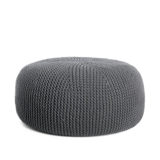 Puff em tricô artesanal, Cinza, com fio 100% algodão. Fechamento com zíper, possibilitando a remoção da capa para lavagem. Dimensões: Altura - 35cm; Diâmetro - 100cm.