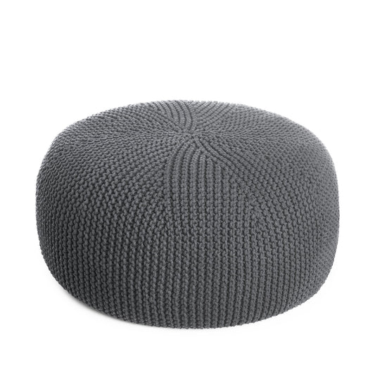 Puff em tricô artesanal, Cinza, com fio 100% algodão. Fechamento com zíper, possibilitando a remoção da capa para lavagem. Dimensões: Altura - 35cm; Diâmetro - 100cm.