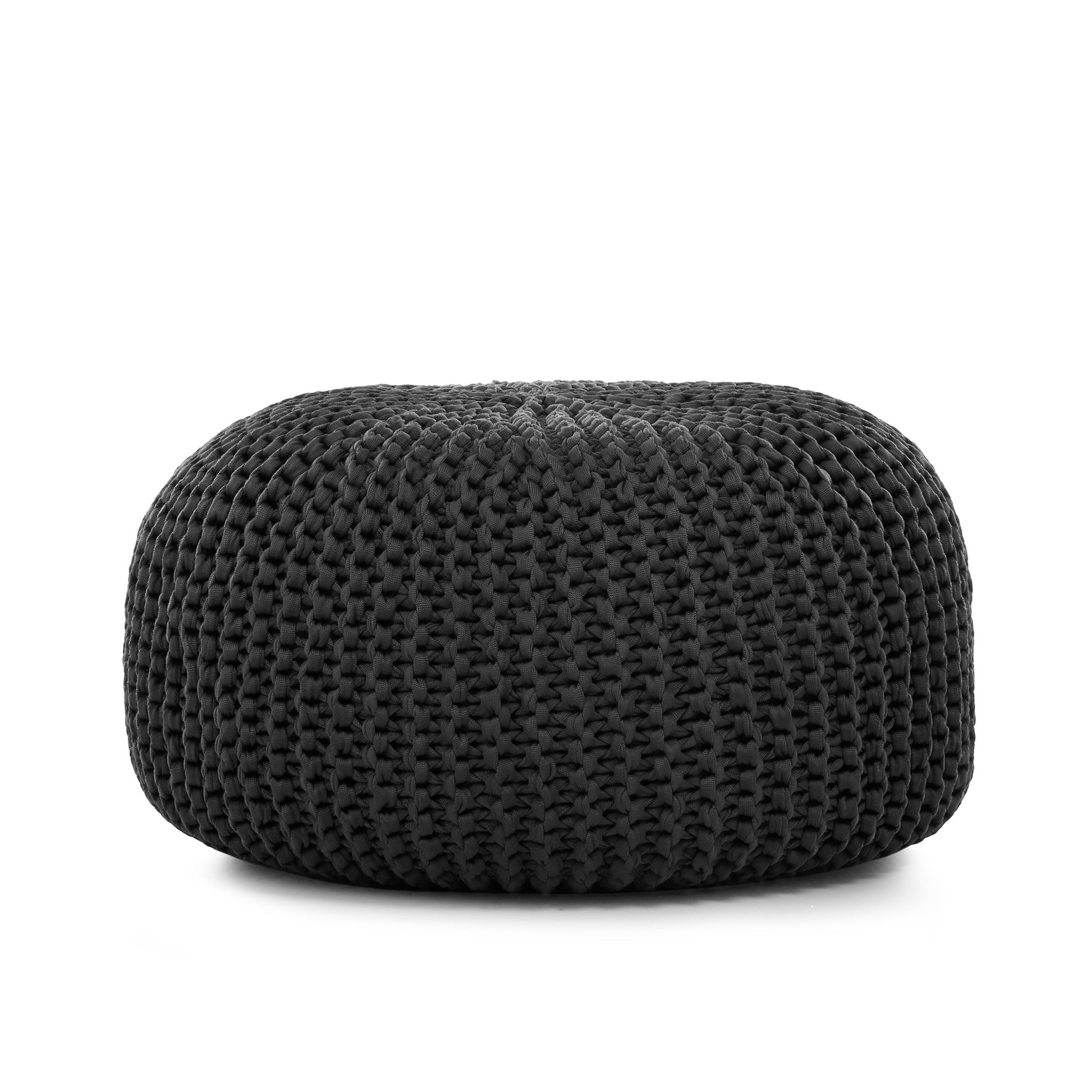 Puff em tricô artesanal para área externa, com fio 100% polipropileno. Enchimento em tecido aquablock e isopor. Fechamento com zíper, possibilitando a remoção da capa para lavagem. Dimensões: Altura - 30cm; Largura - 75cm; Comprimento - 75cm.