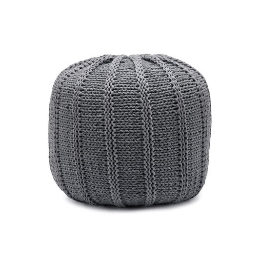 Puff em tricô artesanal, Cinza, com fio 100% algodão. Fechamento com zíper, possibilitando a remoção da capa para lavagem. Dimensões: Altura - 40cm; Diâmetro - 40cm.