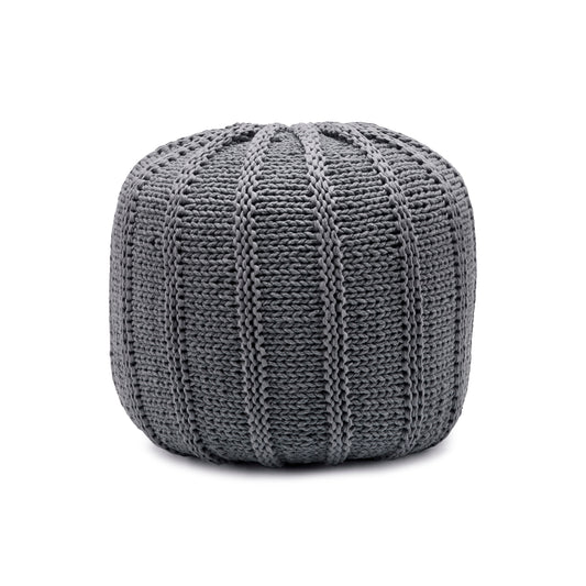 Puff em tricô artesanal, Cinza, com fio 100% algodão. Fechamento com zíper, possibilitando a remoção da capa para lavagem. Dimensões: Altura - 40cm; Diâmetro - 40cm.