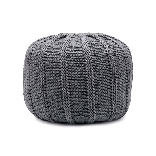 Puff em tricô artesanal, Cinza, com fio 100% algodão. Fechamento com zíper, possibilitando a remoção da capa para lavagem. Dimensões: Altura - 40cm; Diâmetro - 60cm.