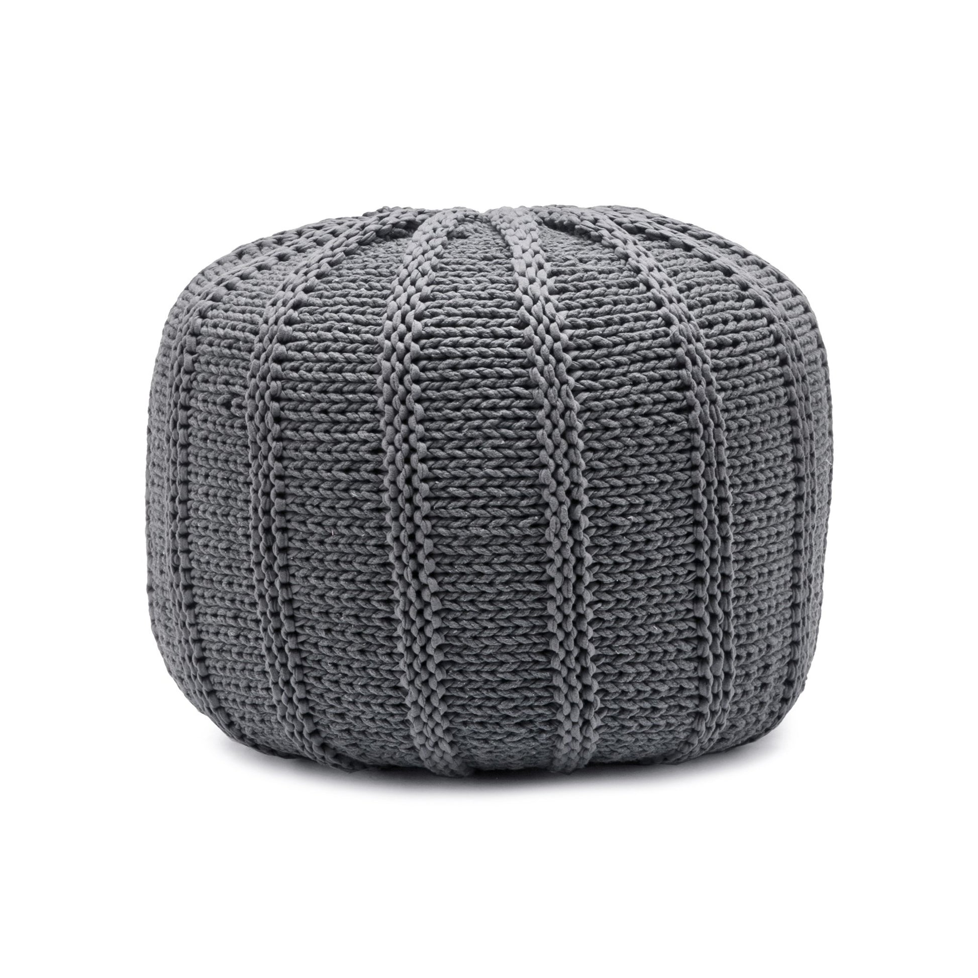 Puff em tricô artesanal, Cinza, com fio 100% algodão. Fechamento com zíper, possibilitando a remoção da capa para lavagem. Dimensões: Altura - 40cm; Diâmetro - 60cm.