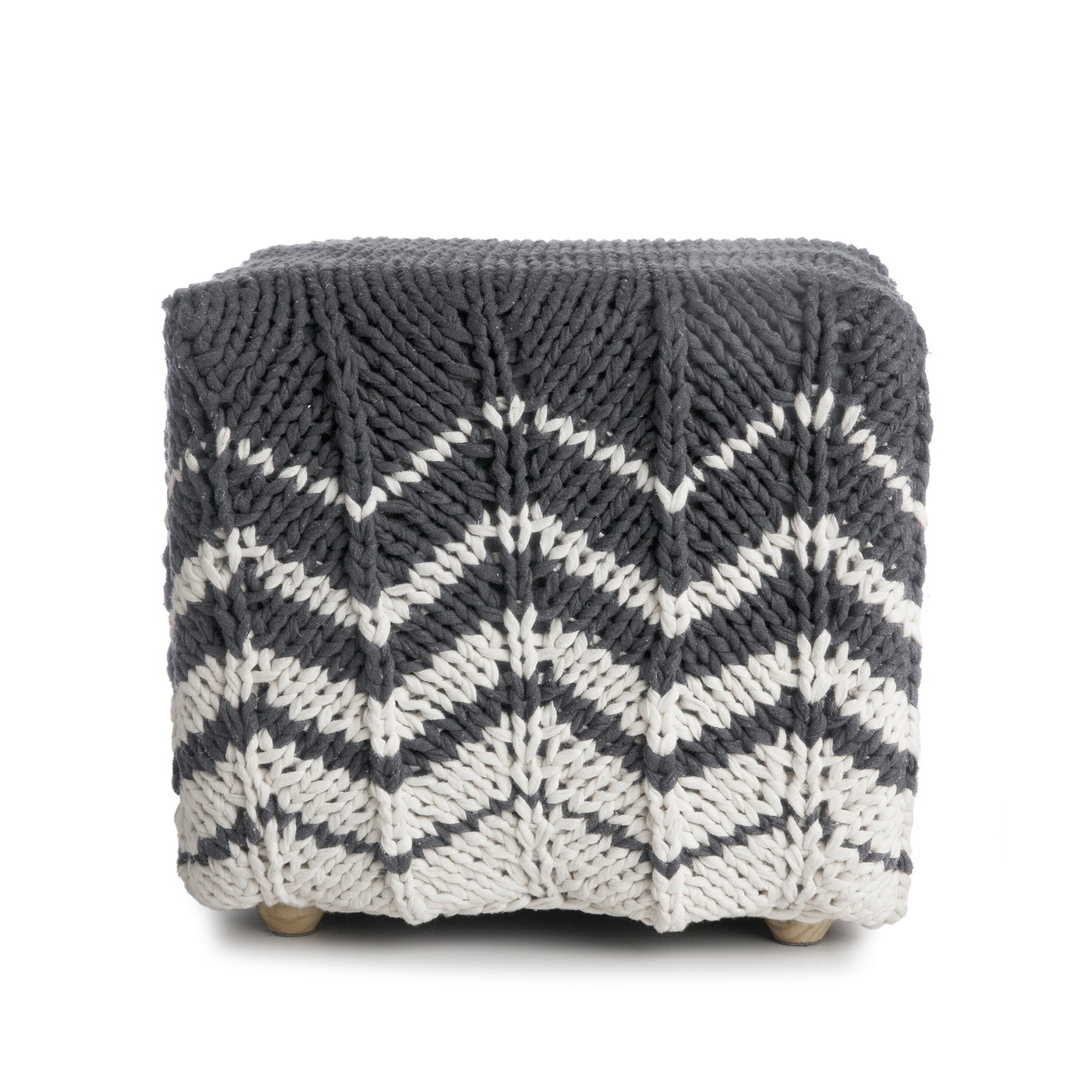 Puff Zig Zag, em tricô artesanal, Cinza/Cru, com fio 100% algodão. Dimensões: Altura - 40cm; Largura - 45cm; Comprimento - 45cm.