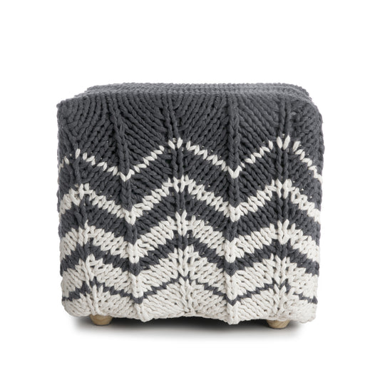 Puff Zig Zag, em tricô artesanal, Cinza/Cru, com fio 100% algodão. Dimensões: Altura - 40cm; Largura - 45cm; Comprimento - 45cm.