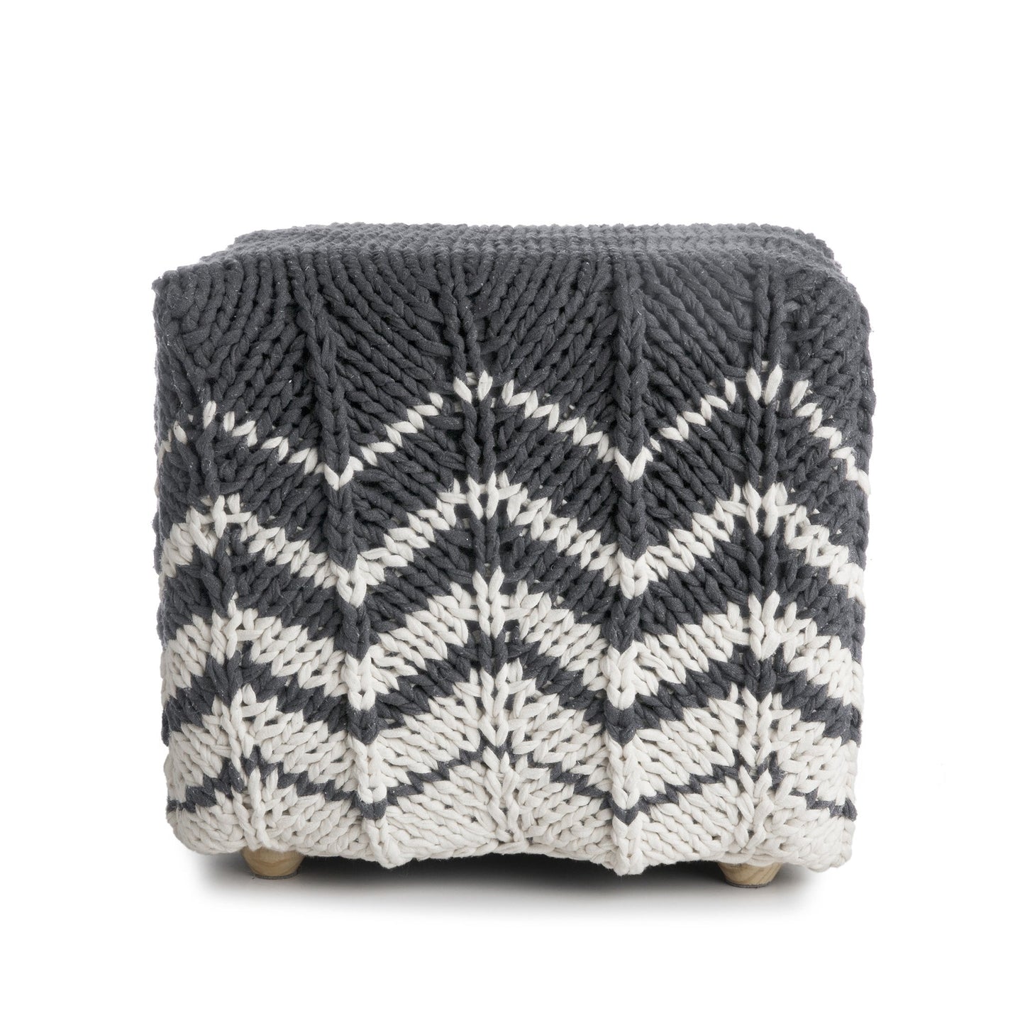 Puff Zig Zag, em tricô artesanal, Cinza/Cru, com fio 100% algodão. Dimensões: Altura - 40cm; Largura - 45cm; Comprimento - 45cm.