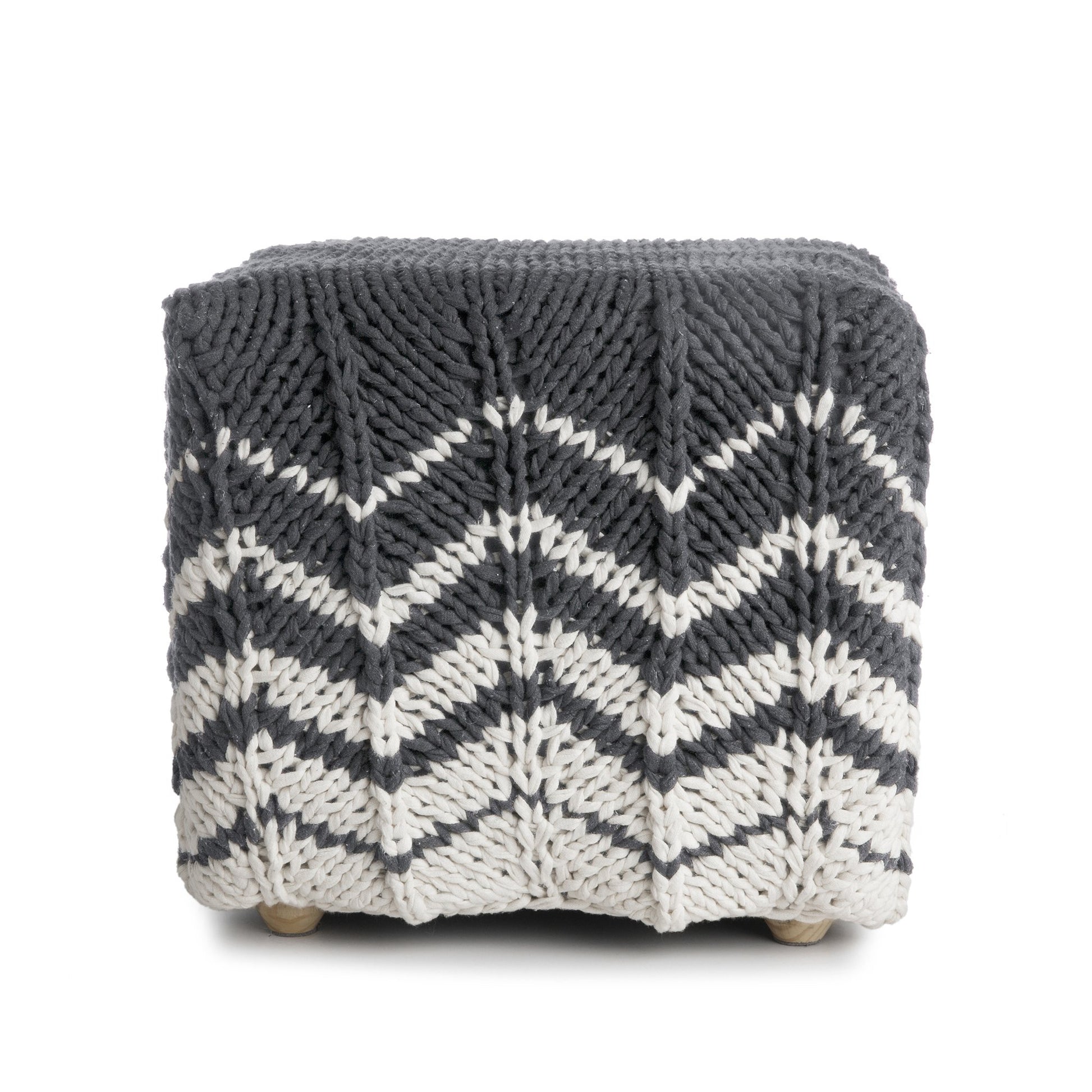 Puff Zig Zag, em tricô artesanal, Cinza/Cru, com fio 100% algodão. Dimensões: Altura - 40cm; Largura - 45cm; Comprimento - 45cm.